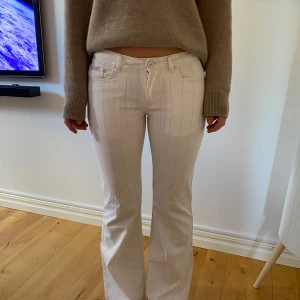 Lågmidjade vita bootcutjeans  - Säljer mina unika jeans med så snygga detaljer❣️