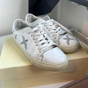 Axel Arigato skor  - Använda Arigato skor. Köpta för ca 4 år sedan. Storlek 38. Köpta för ca 2 200 kr. Kommer tyvärr inte med kvitto men den kommer i samma box, dustbag och påse som den kom i. 