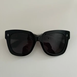 Chimi 08 black - Säljer dessa oanvända chimis! Allt kommer med! Skriv vid funderingar🩷 Nypris 1350kr, mitt pris 929! Tyvärr är det de lägsta jag kan gå då dom är helt nya🩷