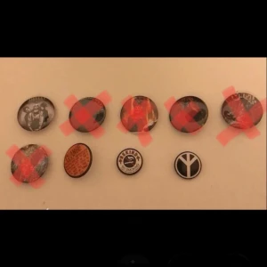 Pins - Pins som inte är min still längre!💗 Jag hoppas att du som kund blir nöjd med pinsen!💗 5kr st  för alla 45kr