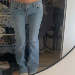 Jätte snygga lågmidjade bootcut jeans!! Köpt på plick för 700kr, mycket bra sick. ❤️jag är 1,67.