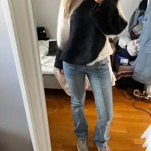 Säljer mina bershka jeans som e slutsålda både på zalando och bershkas egna hemsida. Jätte fint skick och jätte fina. Skorna på bilden säljs även 