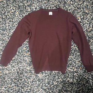 Vinröd stickad tröja. - 50% ny ull och 50% akryl. Knappt använd eftersom den är för liten. Sänker priset vid snabb affär.
