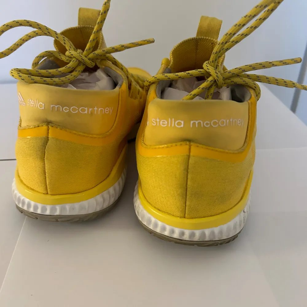 Super nice unique trainers in collaboration Stella McCartney/Adidas in very good condition . Skor.