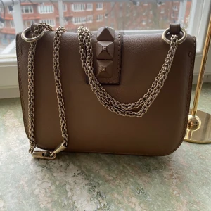 Gucci Dionysus Bag - Inköpt 18/7-17 i Gucci butiken i Sthlm & nu inköpt av mig hos Bukowski okt-23. Nästintill helt oanvänd & i superfint nyskick.   Längd: 28 cm Höjd: 17 cm  Nypris: 2500 EUR  Djur- & rökfritt  Har vårstädning i min garderob. Se gärna min andra annonser.