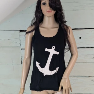 Lin e med ankare, B&C - Linne med ankare, storlek L står på etiketten.