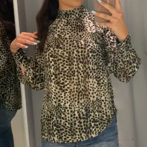 En jätte fin och härlig leopard mönstrad blus som inte kommer till användning längre 