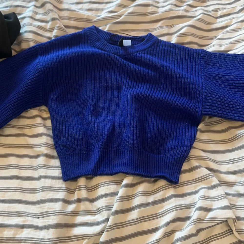 Säljer min stickad tröja för den kommer inte till användning, den är mörkblå i storlek xs. Stickat.