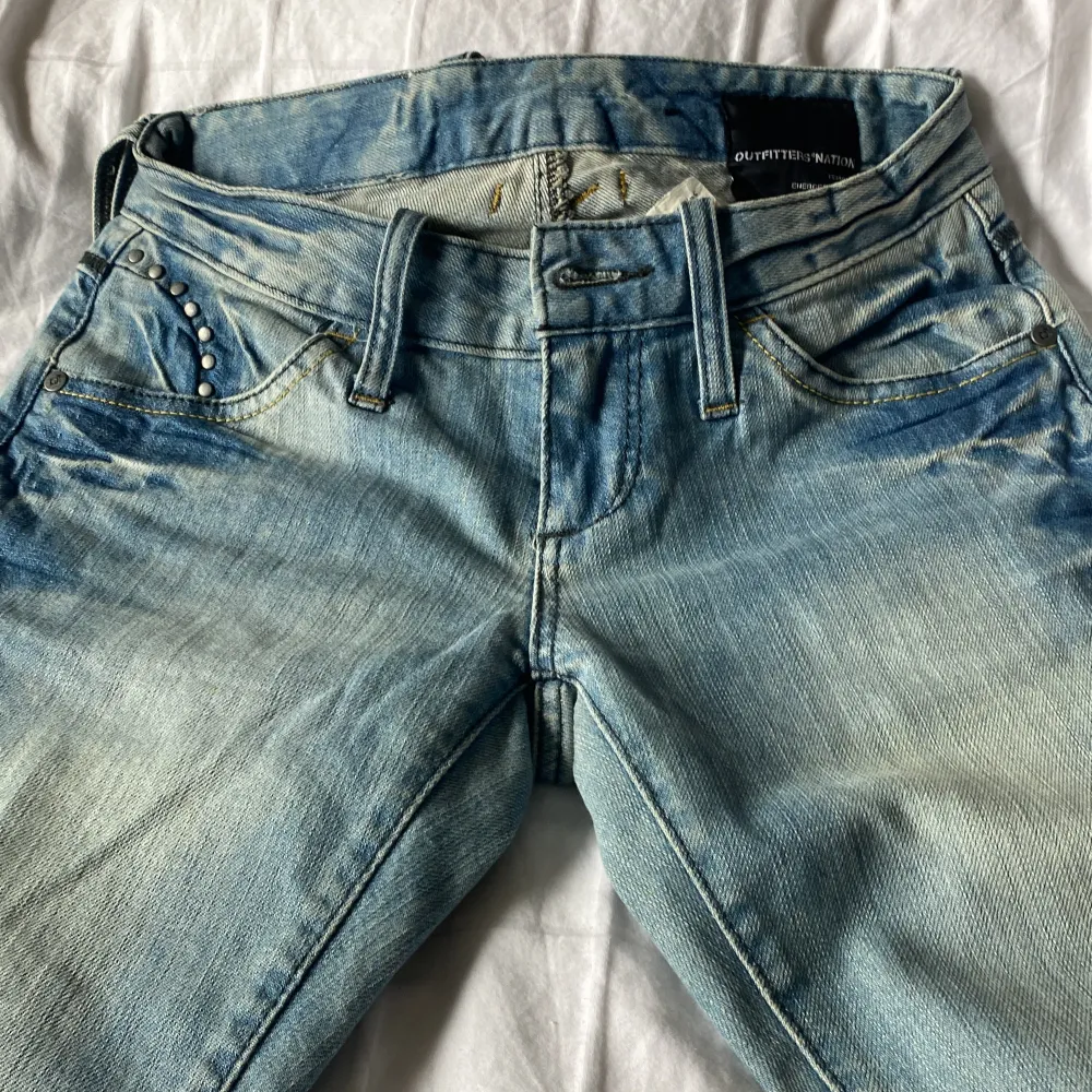 Bootcut jeans med detaljer på fickorna. Jeansen är i nyskick. Midjemått är ca 37 och innerbenslängd är ca 83.. Jeans & Byxor.