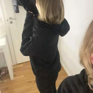 Använder aldrig, är i nyskick.   En vanlig svart basic hoodie från H&M i storlek 170/S/M