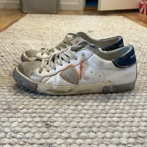 Philippe Model skor - Riktigt sköna skor från Philippe Model till sommaren Köpta på cettire kvitto finns tyvärr inte Skick 5/10 slitningar på läder och sula Köpta för 3800 Hör av dig vid frågor!