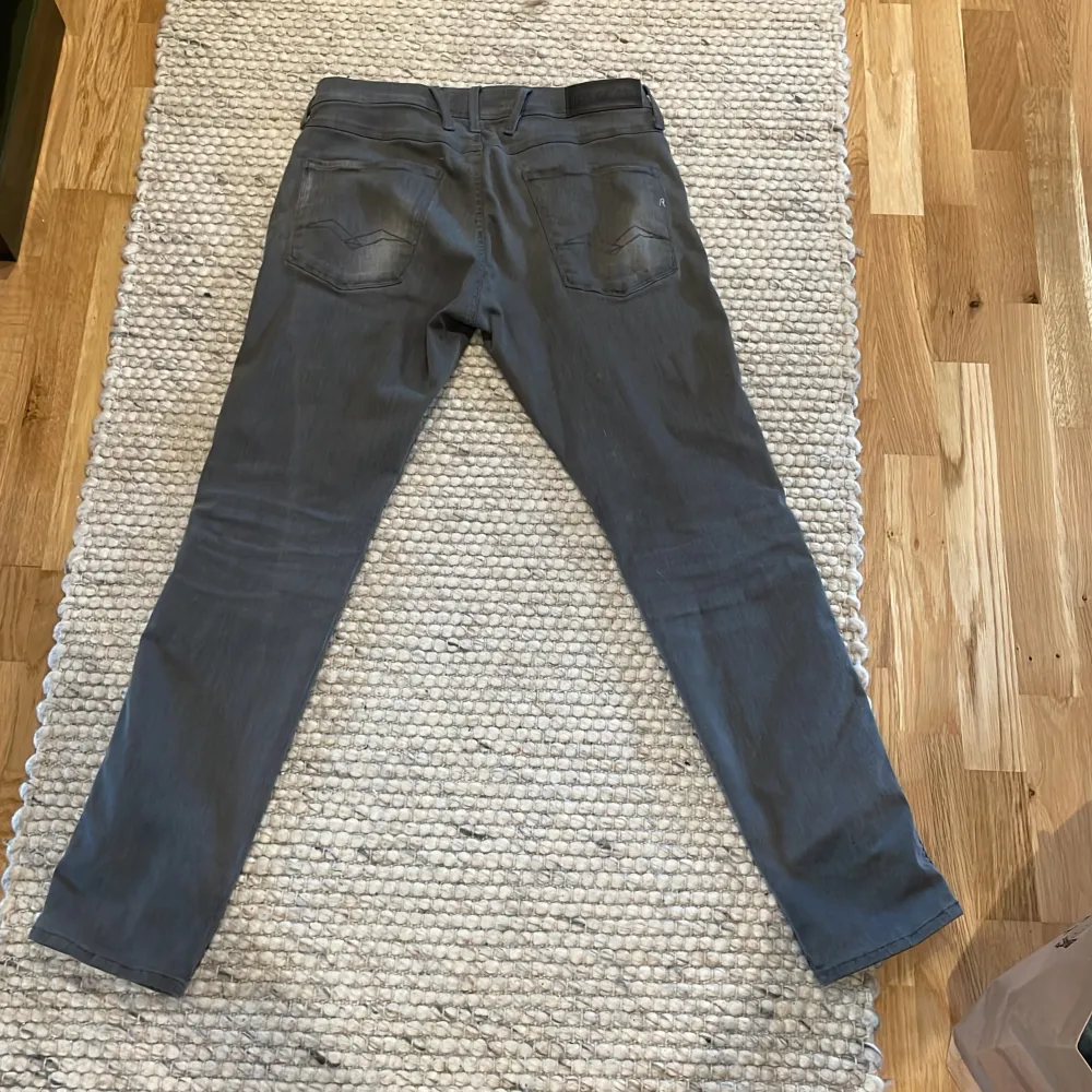 Sköna hyperflex jeans från replay i modellen anbass Skick 10/10  Jeansen är storlek 32/32 Nypris 1800kr. Jeans & Byxor.