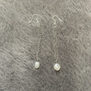 Sthlmsstil örhängen med pärla - Stockholmsstil örhängen med pärlor på (inte riktigt silver)