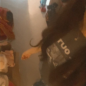 T-shirt - Bra skick, använd 2 gånger, köpt på hm för typ 100kr eller mer, den är väldigt slim fit alltså passar väldigt bra o visar fin form