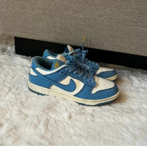 Nike unc dunks  - Säljer dessa då de är försmå. Köpte de här på plick. Storlek 39. De är använda men i bra skick. 