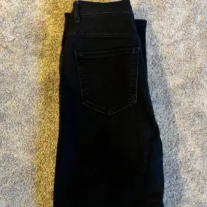 Gråsvarta mom jeans från gina tricot i storlek 36. De är i fint skick och säljs då de inte kommer till användning. Säljer för 100kr, nypris 499kr🤍
