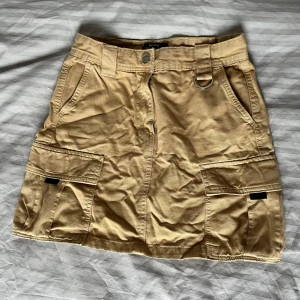 Cargo kjol - Supersnygg beige cargokjol från Bershka som blivit för liten för mig. Väldigt fint skick. Snygga detaljer🤎