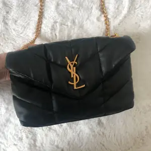 Säljer denna fina YSL väskan i top quality. Helt ny och oanvänd 💓 