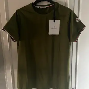 Hej! Säljer en väldigt efterfrågad moncler t shirt. För endast 1500kr aldrig använd helt ny. Hör av er vid frågor och funderingar. 