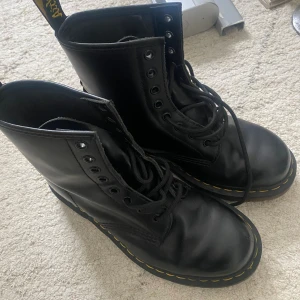 Dr. Martens - Dr. Martens i stl 38, endast använda ett fåtal gånger. Inga repor eller synligt slitage
