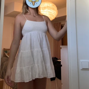 Klänning - Säljer denna jätte söta klänning från zara med lappen kvar. Den är tyvärr för kort för mig som är 180cm så har aldrig kunnat använda den. Köpt för 29€ vilket motsvarar ca 350kr , men jag säljer den för 200kr. Nästan halva priset, passa på ;)