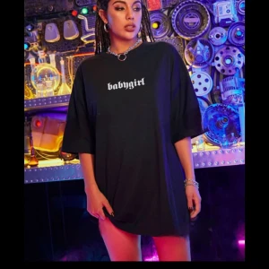 T-shirt - En svart oversized t-shirt med tryck fram och back.