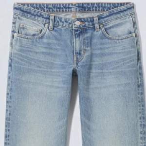 Säljer mina lowwaist Weekday jeans! Jättebra skick, skriv för mått osv. Skickar inte bilder på då dom inte passar mig💓nypris 590kr