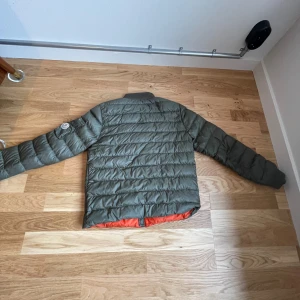 Monclear jacka  - Monclear jacka. Skick 9/10  Vintage perfekt vår jacka för en som är ungefär 160-165 cm lång pris kan diskuteras 
