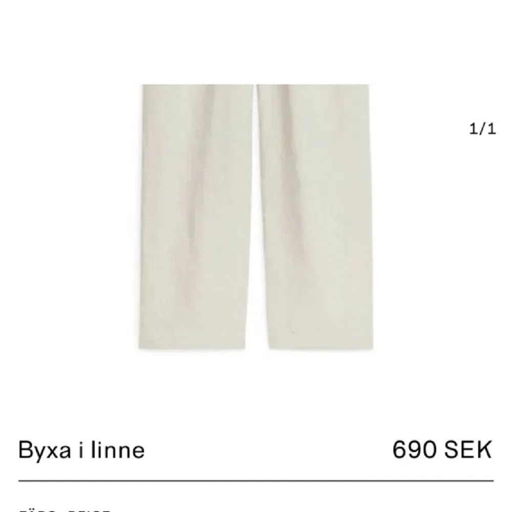 Linnebyxor från Arket i färgen beige i storlek XS.   Som nya - endast använda en gång. Nypris: 690 kr. Jeans & Byxor.