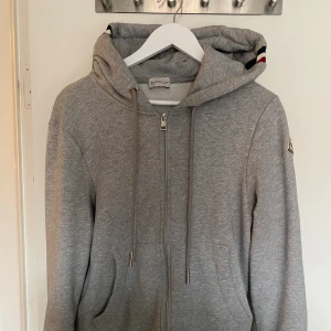 Moncler kofta  - Moncler kosta storlek S Top skick pris kan diskuteras vid snabb affär