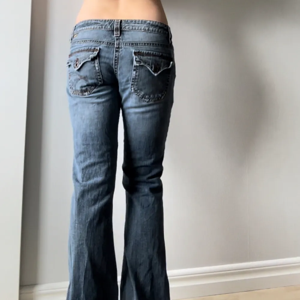 Midjemått tvärsöver 38cm, Innerbenslängd 80cm. Jeans & Byxor.