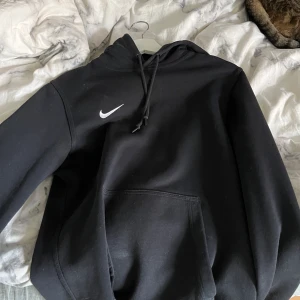 Hoodie - Nike hoodie, kommer inte till använing, är i bra skick. Inte fläckar bara smuts. Ska tvättas. 
