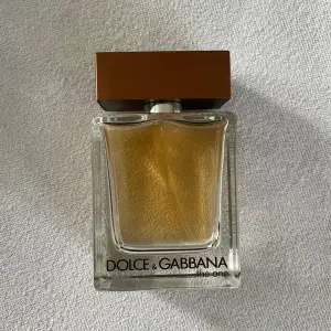 Säljer min Dolce & Gabbana the one edt. Ungefär 25-30ml kvar. Luktar riktigt gott. Perfekt till vintern och våren och sommar kvällar. 