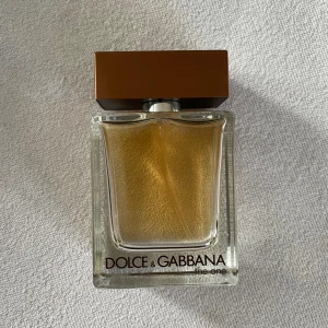 Dolce & Gabbana the one - Säljer min Dolce & Gabbana the one edt. Ungefär 25-30ml kvar. Luktar riktigt gott. Perfekt till vintern och våren och sommar kvällar. 