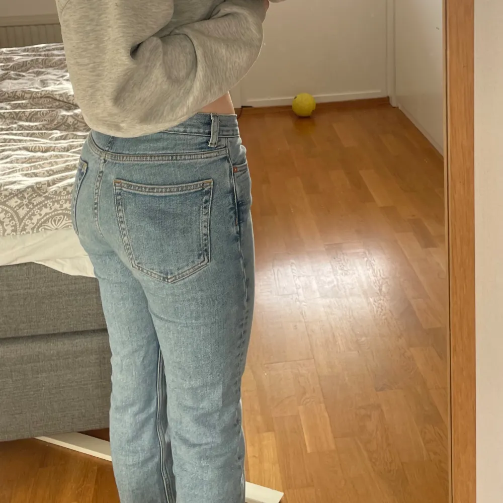 Säljer dessa snygga low waist jeans i modellen t-wig från weekday! Superfina och knappt använda🥰. Farkut & Housut.
