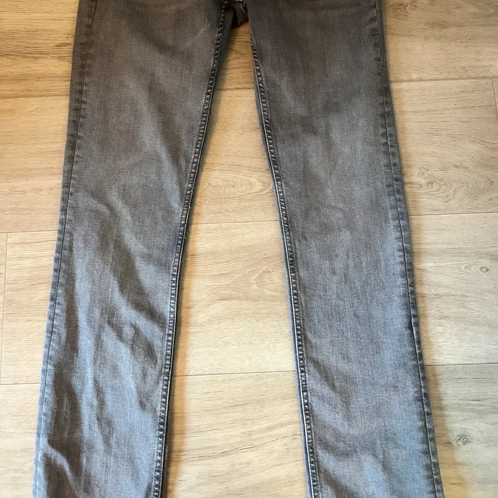 Jättesnygga Low waist Pepe jeans Low waist i storlek 31 men skulle nog säga mer åt 29 hållet då de är tajta vid midjan och längden 32❤️. Jeans & Byxor.