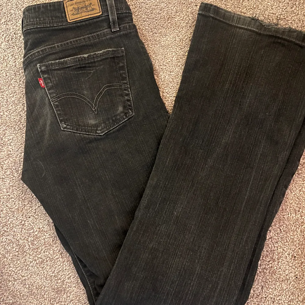 Levis jeans som är bootcut, passar tyvärr inte mig längre. Välanvända men inga större effekter när man har på sig de ❤️ Pris kan diskuteras!!. Jeans & Byxor.