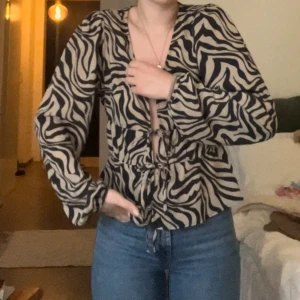 Trendig blus - Blus från Nelly. Zebra mönster. aldrig använd. 