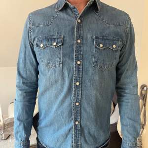 (Säljer åt någon annan) Säljer denna ljusblåa jeansskjortan från Lager 157 i storlek M då den inte kommer till användning, köptes för cirka 400kr men säljer den för 200kr!