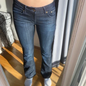 Lågmidjade Jeans - Super snygga Lågmidjade jeans från H&M, jag säljer för att dme sällan kommer till användning. Super bra skick och kvalite. 