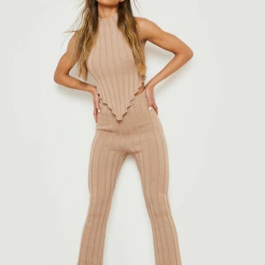 BOOHOO set dam - Säljer ett oanvänt set från boohoo. Setet är i färgen svart men hittade ingen bild så fick ta en i en annan färg. Kan skicka bilder på setet om det begärs. Prislapp finns kvar, både tröjan och byxorna kommer med. 