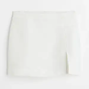 Säljer min söta vita minikjol från HM med slits. Perfekt till sommaren 🤍💌