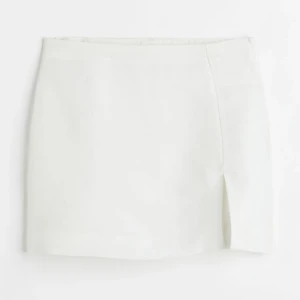 Vit minikjol - Säljer min söta vita minikjol från HM med slits. Perfekt till sommaren 🤍💌