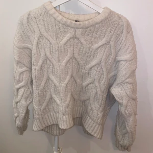 Vit stickad tröja - Storlek: L