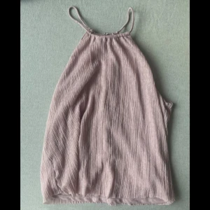 Rosa festtopp, storlek 42 - Rosa fin festtopp, storlek 42, men liten i storleken. Knappt använd, fint skick.