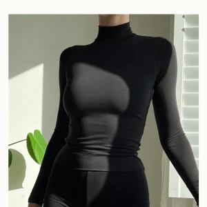 Polotröja från AYM Studio - Viral polotröja från AYM Studio. Dubbelt lager som smiter åt på alla rätta ställen. Extremt hög kvalitet. Köpt för £69.