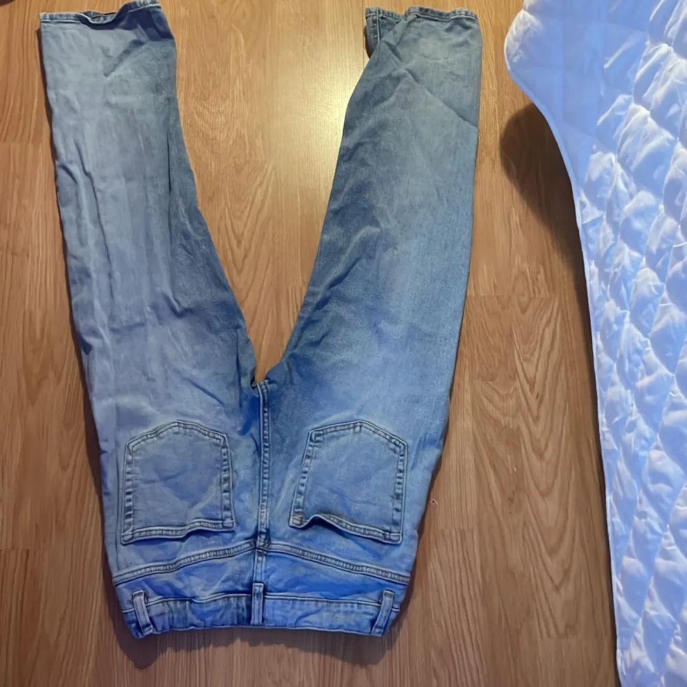 Ett par ljus blåa jeans! Bra skick. Köpte förra veckan, säljer för att dom är för Små för mig!. Jeans & Byxor.