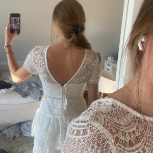 Vit spets klänning - Vacker vit spets klänning! Helt ny med prislapp kvar 💕skulle säga att den passar stl s-m 💕