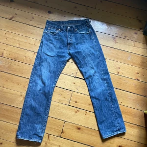 Levis 501 - Levis 501 i hyfsat bra skick lite slitna i längst nere men inget annat slitage 
