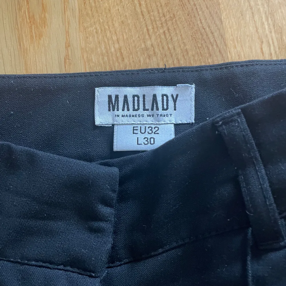 Snygga svarta kostymbyxor från Madlady! Längden är 30 och passar bra på mig som är 164. Säljer då de är för små i midjan! Skulle säga att midjan är medel till hög midja. Ordinarie pris 600kr och säljer för 100kr💞köparen står för frakten😁. Jeans & Byxor.